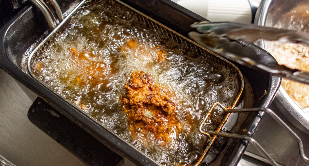 Fritera några bitar kyckling i taget tills de har fin färg - ca 4-8 minuter.