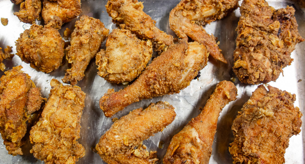 Den friterade kycklingen läggs på en ugnsplåt eller ugnsform och tillagas helt klart i ugnen till servering.