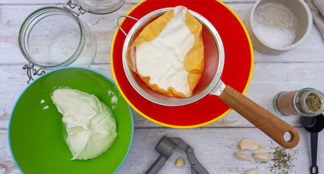 Fil eller yoghurt får rinna av minst 4 timmar men gärna över natten i kylen. 
