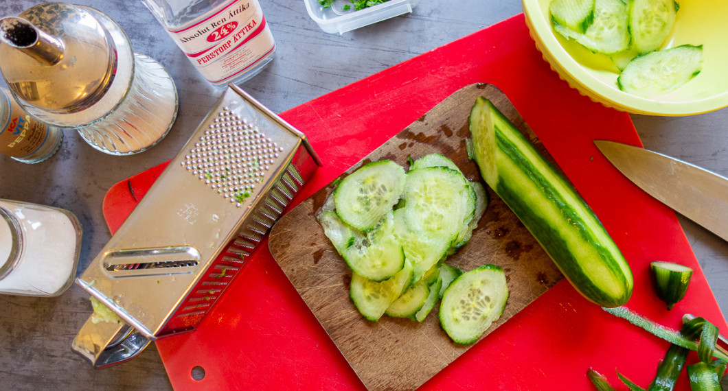 Ingredienser till pressgurka: slanggurka, salt, vitpeppar, socker, ättika och hackad persilja. 