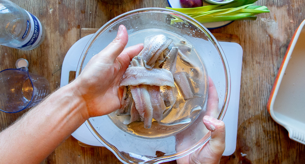 Inlagd sill i 6% ättikslag i skål.  