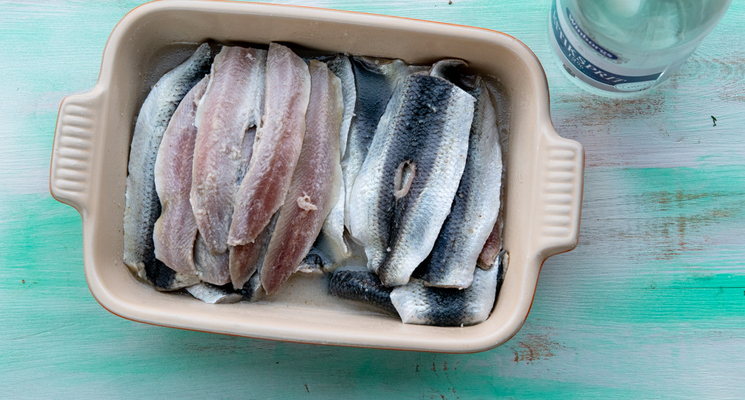 Sillen gravas i salt, socker, ättika och olja i form