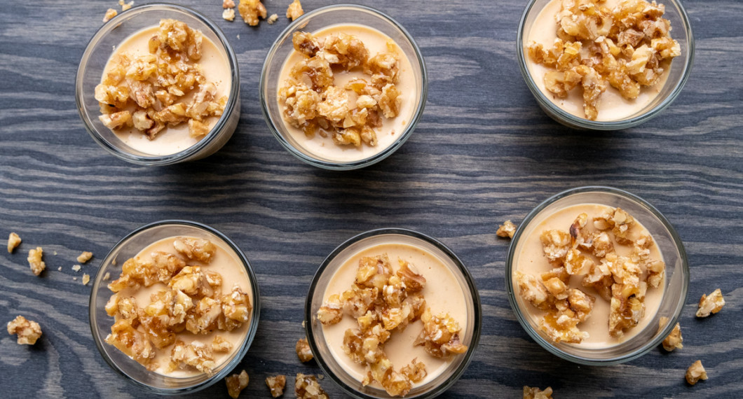 Karamelliserade valnötter kan användas till bland annat garnering av desserter som pannacotta.