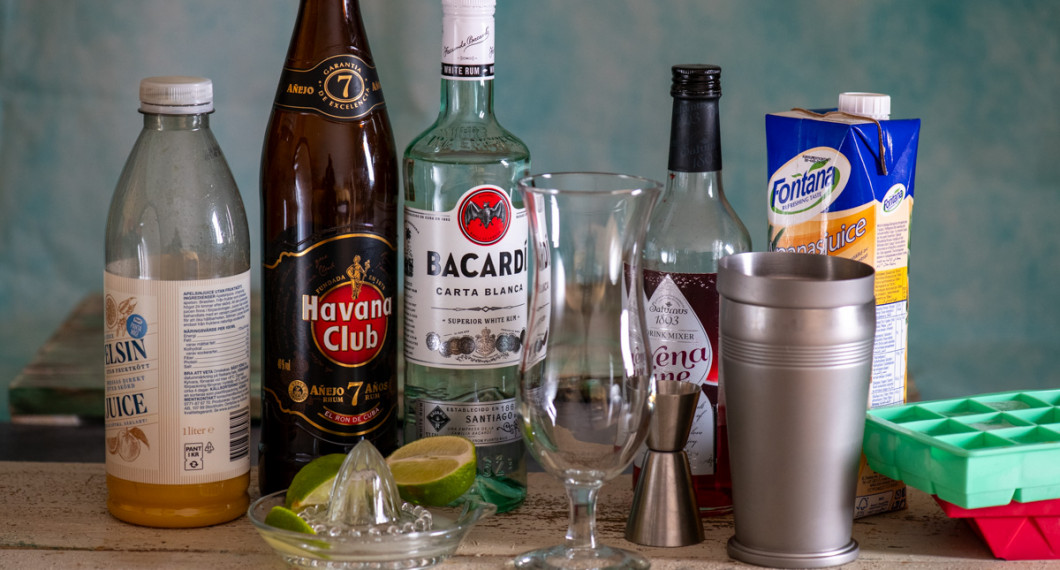 Till drinken behöver du apelsinjuice, mörk rom, lime, ljus rom, longdrink glas som Hurricane, grenadine, ananasjuice samt is.