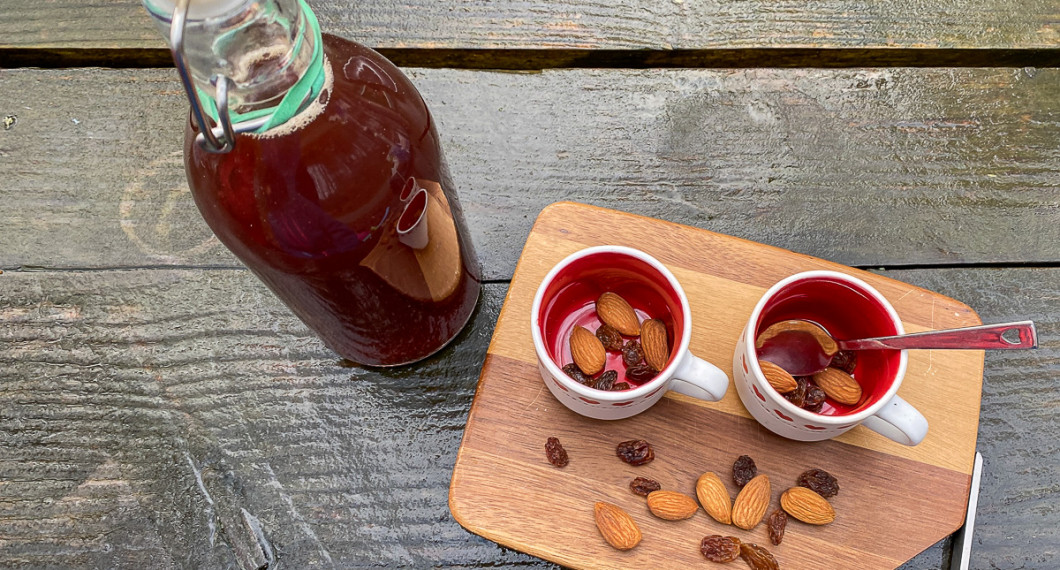 Slånbärsglöggen kan du förvara på en flaska i kylen. 