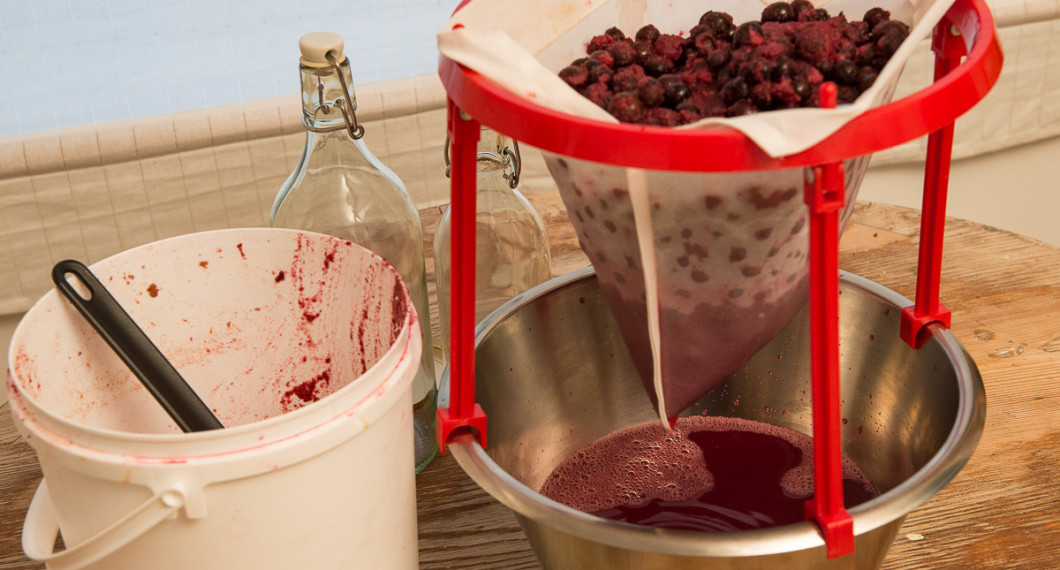 Slånbärsglöggen silas av i en silställning. 