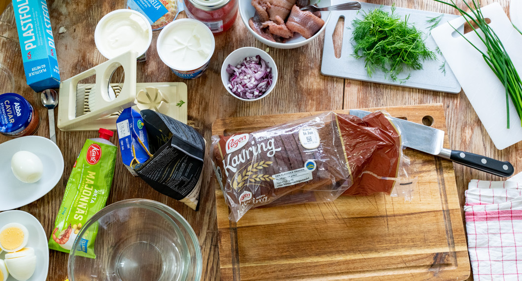 Ingredienserna till smörgåstårtan