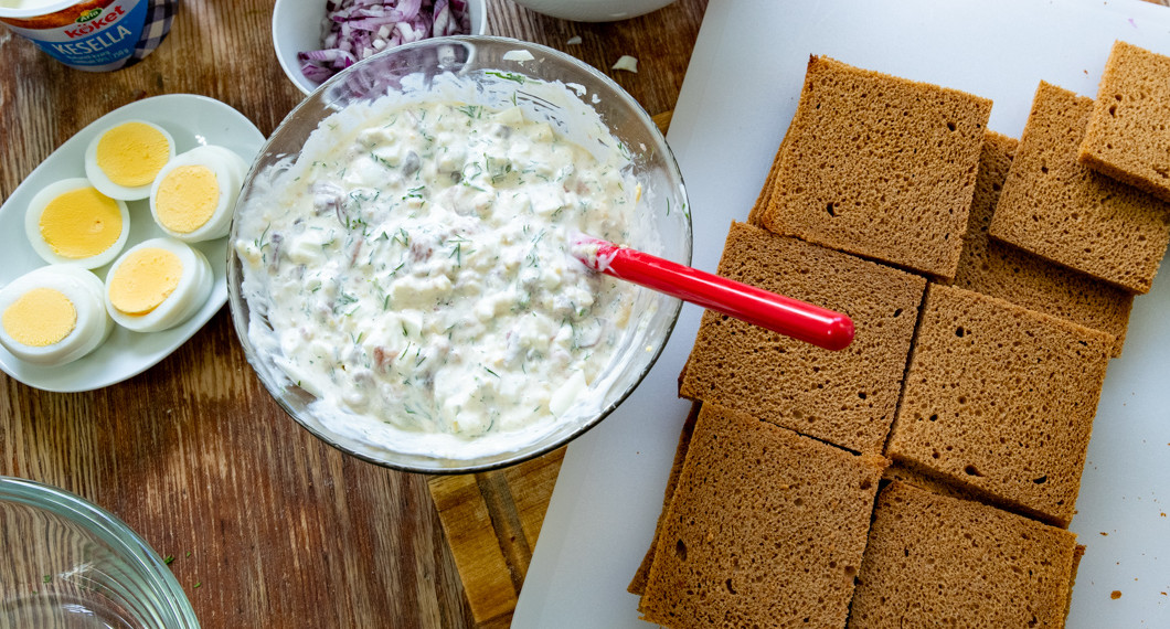 Fyllningen i en skål redo att bre på första lagret kavring