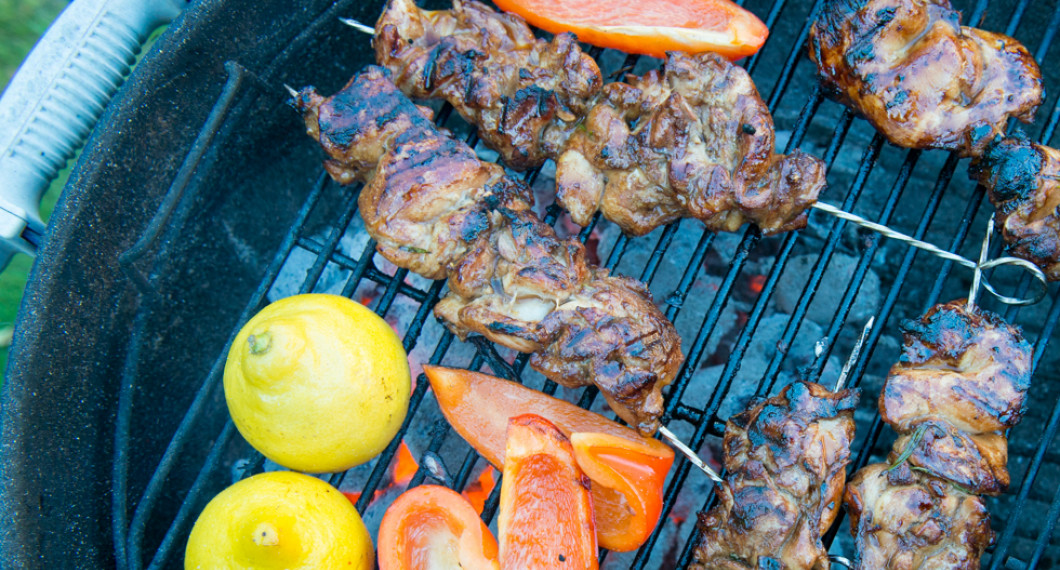 Kycklingspetten på grillen. 