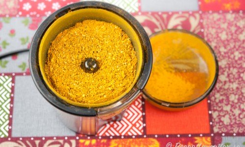 Gör eget currypulver av rostade kryddor du mixar i en kryddmixer. 