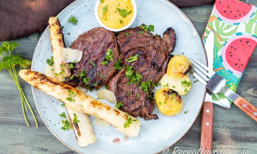 Grillad entrecote med Bearnaisesås samt grillad potatis och vit sparris. 