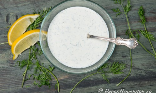 Gräddfilsås med dill passar till fisk som panerad torsk, varmrökt lax eller liknande. 