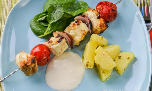 Grillspett med halloumi, tomater och rödlök. Halloumi är en ost från medelhavet som går utmärkt att grilla. 