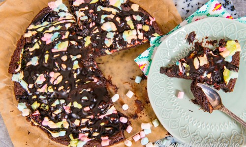 Kladdkaka med marshmallows och chokladsås O'Hoy serverad i bit
