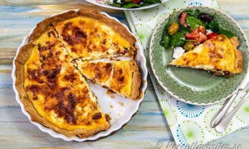 En god paj som får smak av salt fetaost, smakrika soltorkade tomater, riven ost och parmesan. 
