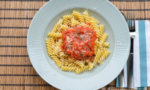 Pasta med tomatsås, basilika och parmesan