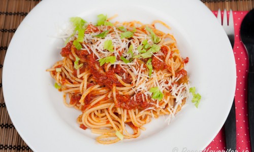 Pasta med tomatsås och soltorkade tomater garnerad med hackade blad av selleri samt riven parmesan. 
