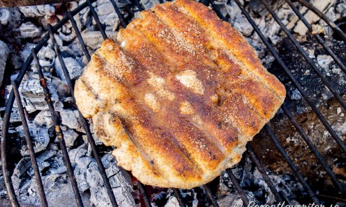 Platta pinnbröd - grilla pinnbrödsdegen som tekakor istället för runt pinnbröd och toppa med godsaker. 