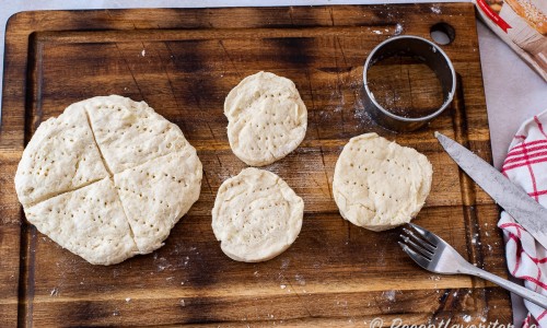 Degen kan bakas ut på olika vis. En stor kaka med fyra bitar; små plattare runda portionsvis scones eller större runda portionsvis scones som delas till en topp och botten vid servering. 