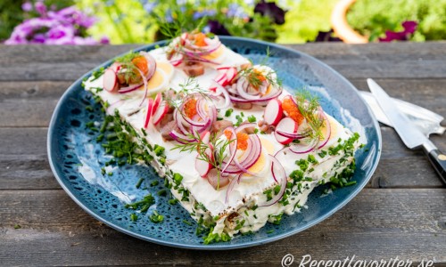 Smörgåstårta med matjessill, Västerbottenost och kavring med mera på bricka