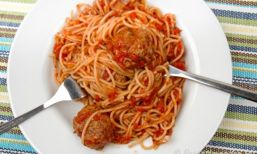 Spagetti med köttbullar i tomatsås
