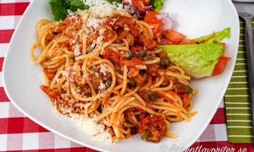 Tomatsås med sardeller serverad med spagetti och tillbehör