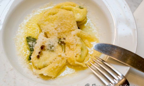 Tortelloni med smör och färsk salvia toppad med massor av riven parmesan. 