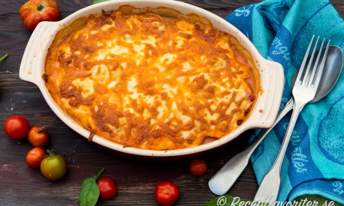 Grekisk potatisgratäng är en variant på moussaka med skivad potatis, aubergine, tomatsås och ostsås med fetaost. Tillbehör och sås i ett. 