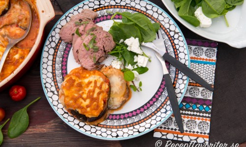 Lammrostbiff med Grekisk potatis- och auberginegratäng, färsk oregano och en feta- och babyspenatsallad. 