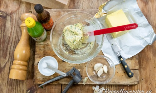 Ingredienser till vitlökssmör: mjukt smör, vitlök, salt, vitpeppar, citronsaft och worcestershiresås. Vidare passar persilja i.  