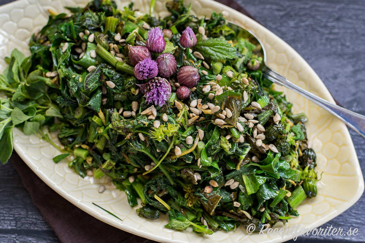 Enkelt och gott med vilda örter och perenner - bara att fräsa ihop med lite olja och salt. 